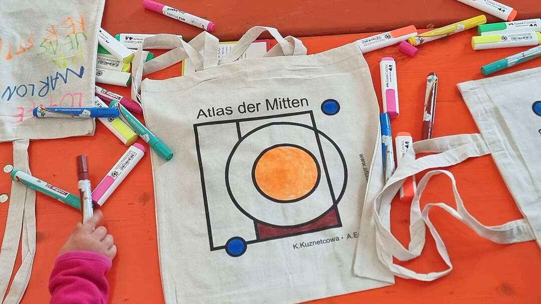 Siebdrucktaschen des Projekts Atlas der Mitten