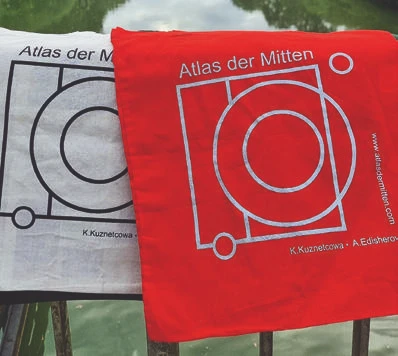 Farbige Stofftaschen des Atlas der Mitten – Projektfoto aus dem Heft 2025
