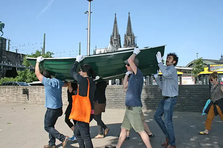 Bootsprozession 2015 — das Boot wird am Rhein getragen, Querformat