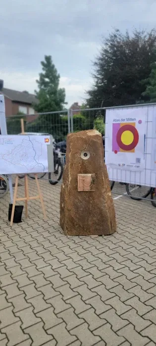 Die Markierung mit Durchblick und Messingplakette