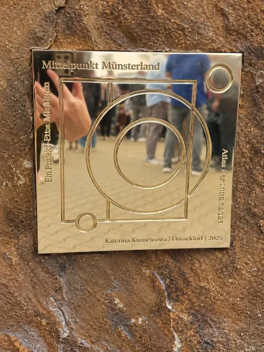 Die Messingplakette des Atlas der Mitten