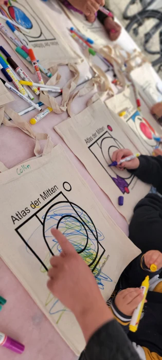 Kinder gestalten ihre Taschen